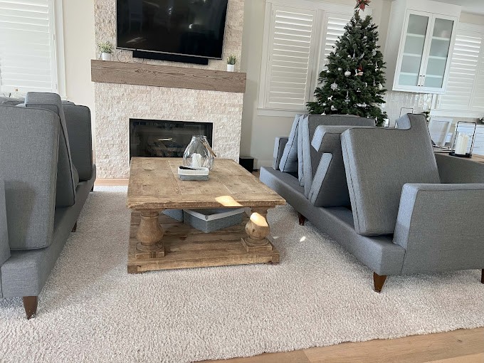 Bright and clean San Pedro living room with eco-friendly carpet cleaning, featuring gray furniture and a white plush carpet
